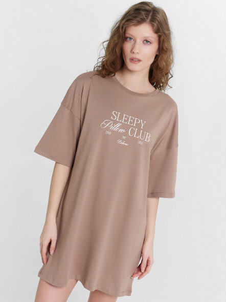 Туника женская бежевая с надписью &quot;sleepy pillow club&quot; 512079 Mark Formelle оптом