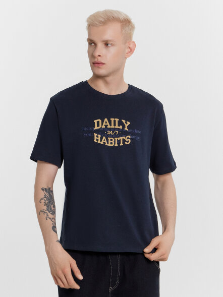 Футболка мужская синяя  с надписью &quot;Daily habits&quot; 111931 Mark Formelle оптом