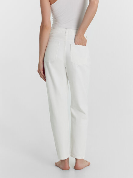Брюки женские джинсовые mom fit в белом цвете 2024-DTW406-1 Mark Formelle оптом