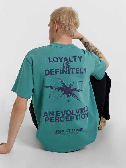 Футболка мужская бирюзовая с надписью &quot;Loyalty is definitely &quot; 111855 Mark Formelle оптом