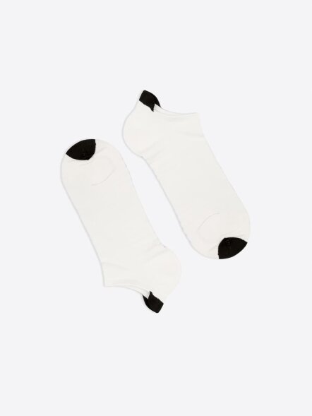Короткие мужские спортивные носки из пряжи meryl® skinlife белого цвета 124C-1220 Mark Formelle оптом