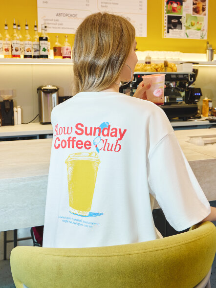 Футболка женская белая с принтом и надписью &quot;Slow Sunday Coffee club&quot; 112953 Mark Formelle оптом